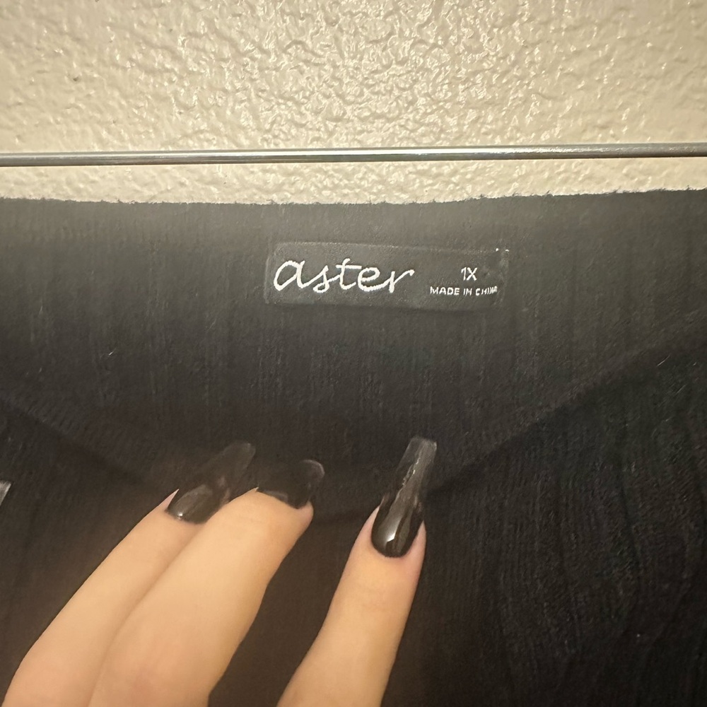 Black Ribbed Off-Shoulder Cropped Sweater - Picture 2 of 2